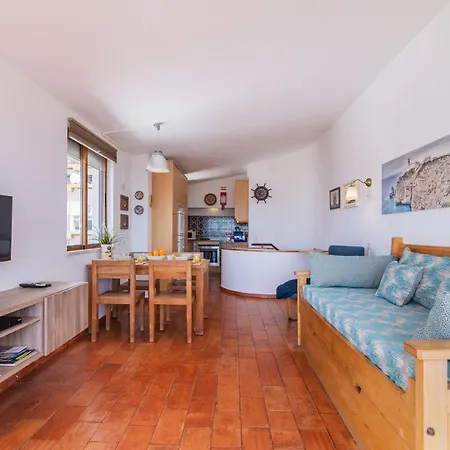 H&h Seaview Apartment